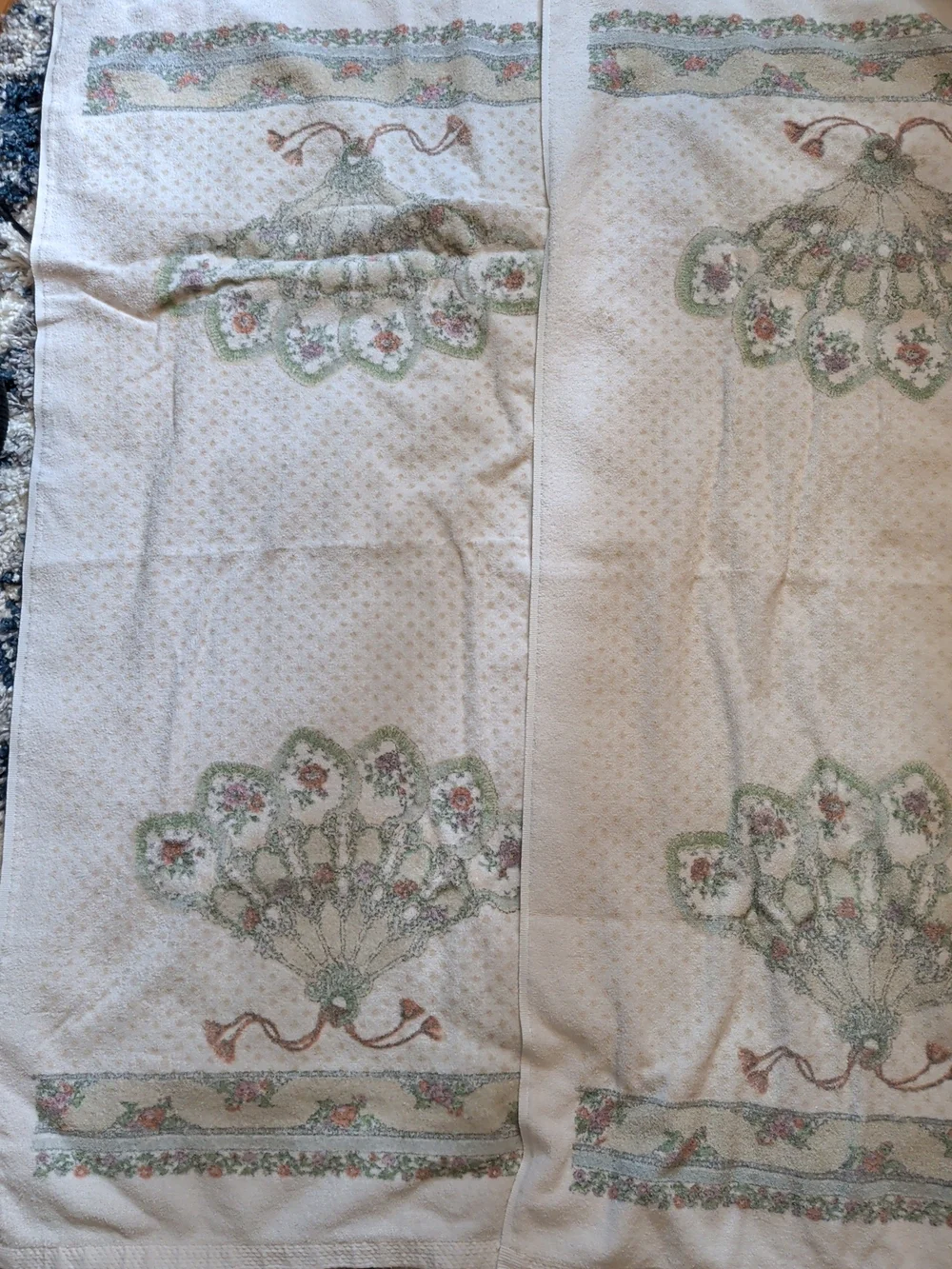 Vintage 1988 Louis nichole 2 Large Bath Towels Floral Fan Design 48L 24W